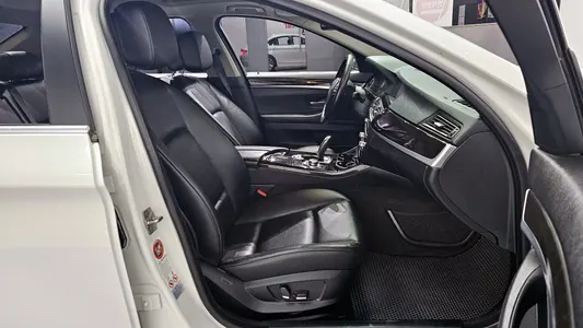 BMW 5 Series (F10) 520d 2011 10