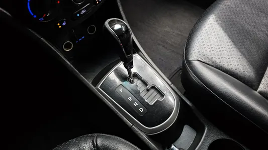 Hyundai () 1.4 VVT 2013 9