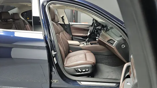 BMW 5 Series (G30) 520d 2020 11