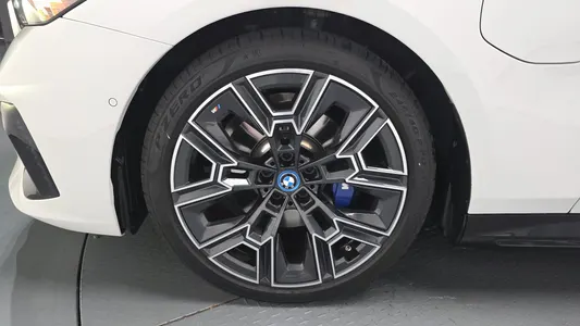 BMW 5 Series (G60) 530e xDrive M 2025 4