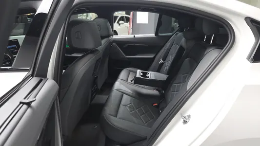 BMW 5 Series (G60) 530e xDrive M 2025 10