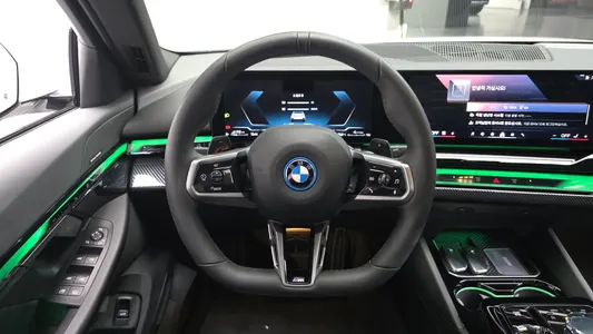 BMW 5 Series (G60) 530e xDrive M 2025 13