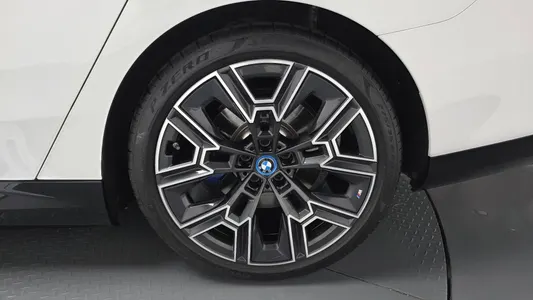 BMW 5 Series (G60) 530e xDrive M 2025 21