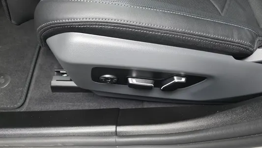 BMW 5 Series (G60) 530e xDrive M 2025 30