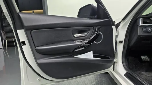 BMW 3 Series (F30) 320d ED 2015 24