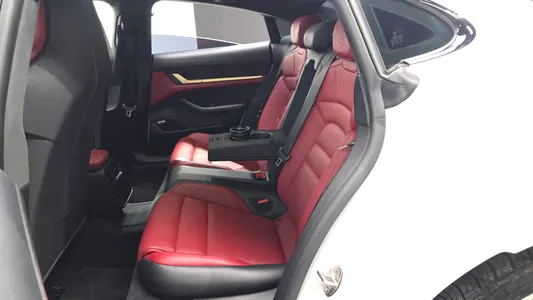 Porsche 타이칸 GTS 2024 12