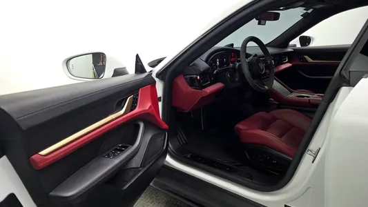 Porsche 타이칸 GTS 2024 10