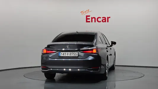 Lexus ES300h 7 2024 4