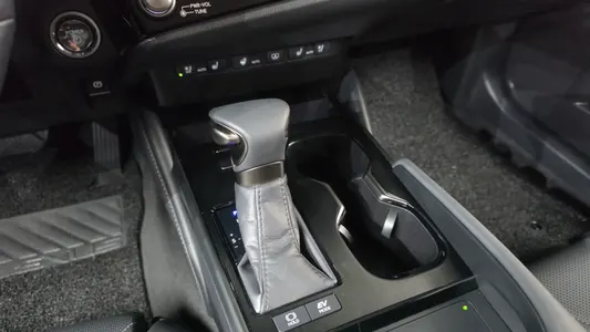 Lexus ES300h 7 2024 9