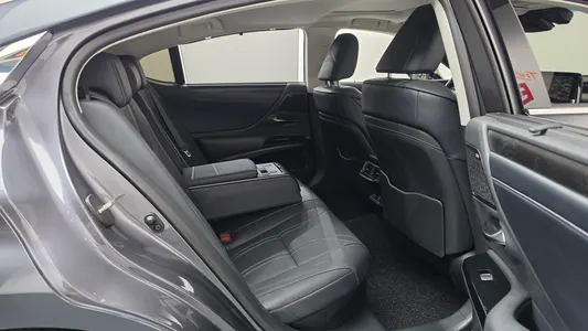 Lexus ES300h 7 2024 11