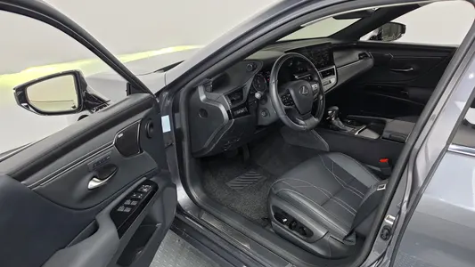 Lexus ES300h 7 2024 10