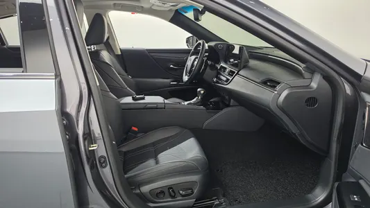 Lexus ES300h 7 2024 26
