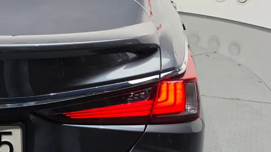 Lexus ES300h 7 2024 23