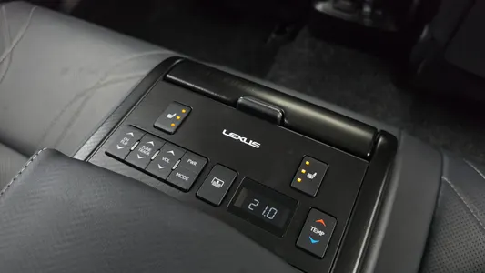 Lexus ES300h 7 2024 36