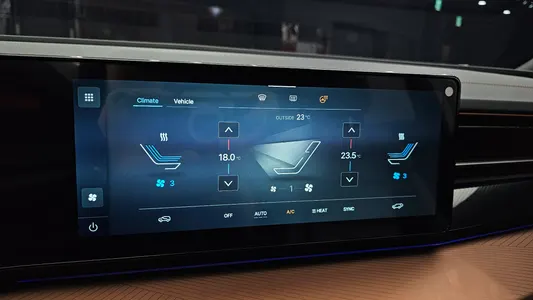 KG Mobility EVX E7 2023 17