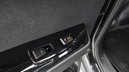 KG Mobility EVX E7 2023 31