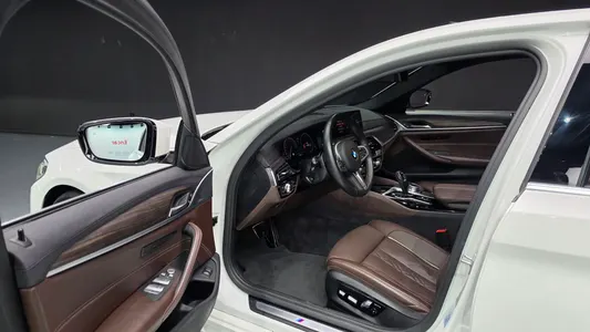 BMW 5 Series (G30) 530i M 2019 10