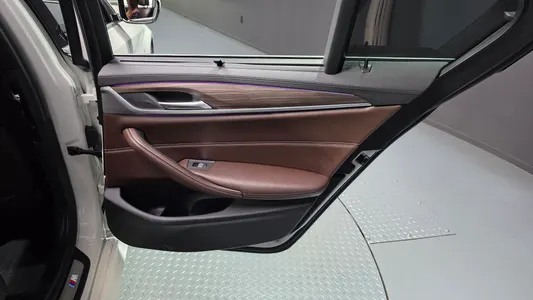 BMW 5 Series (G30) 530i M 2019 25