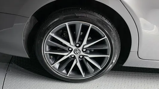 Toyota (XV70) 2.5 XLE 2022 5