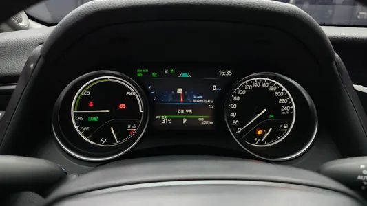 Toyota (XV70) 2.5 XLE 2022 8