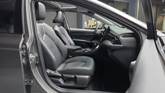Toyota (XV70) 2.5 XLE 2022 11