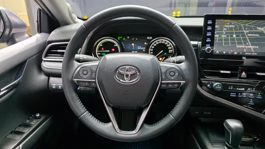 Toyota (XV70) 2.5 XLE 2022 13