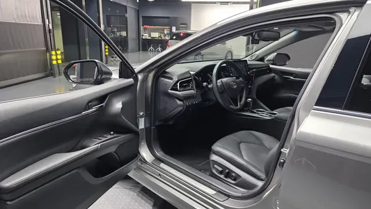 Toyota (XV70) 2.5 XLE 2022 10