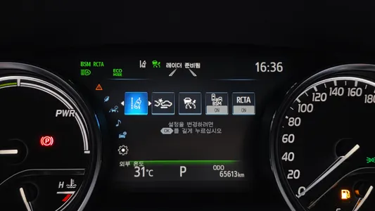 Toyota (XV70) 2.5 XLE 2022 16