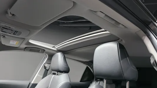 Toyota (XV70) 2.5 XLE 2022 19