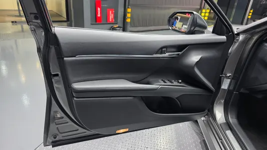 Toyota (XV70) 2.5 XLE 2022 24