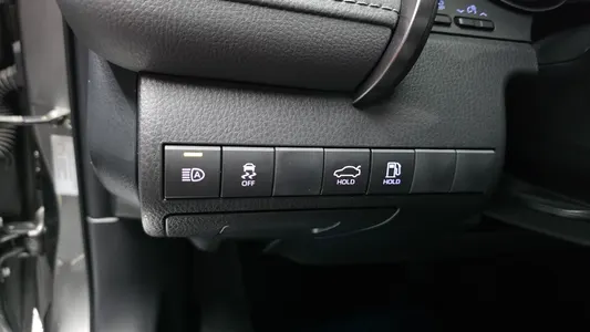 Toyota (XV70) 2.5 XLE 2022 28