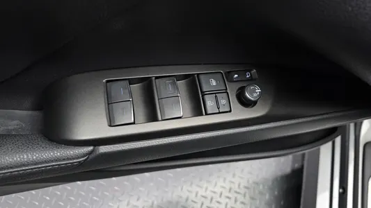 Toyota (XV70) 2.5 XLE 2022 29