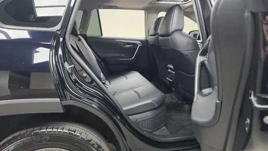 Toyota RAV4 5 2.5 2WD XLE 2023 11