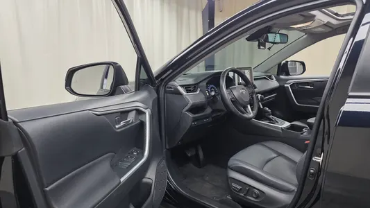 Toyota RAV4 5 2.5 2WD XLE 2023 10