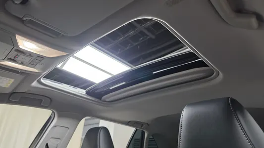 Toyota RAV4 5 2.5 2WD XLE 2023 16