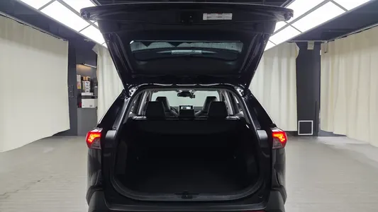 Toyota RAV4 5 2.5 2WD XLE 2023 18