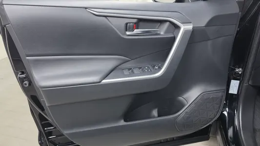 Toyota RAV4 5 2.5 2WD XLE 2023 25