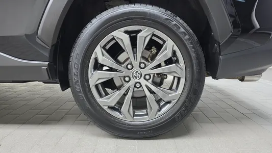 Toyota RAV4 5 2.5 2WD XLE 2023 22