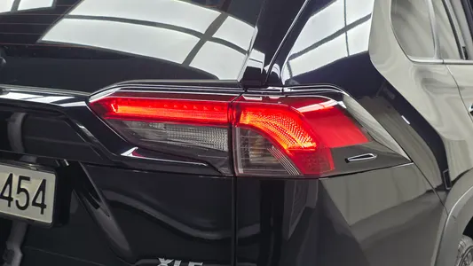 Toyota RAV4 5 2.5 2WD XLE 2023 24