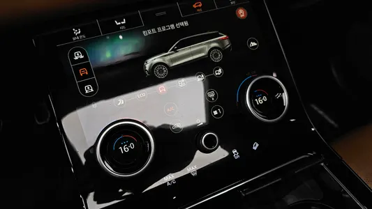 Land Rover 레인지로버 벨라 3.0 D300 R- HSE 2018 32