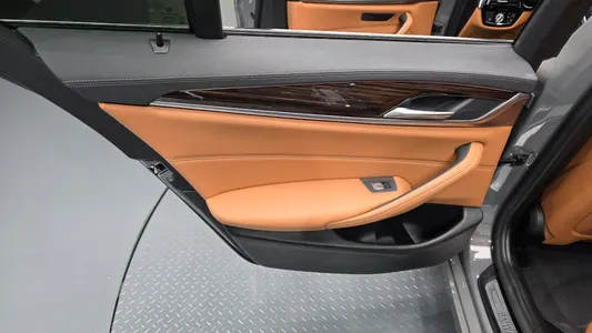 BMW 5 Series (G30) 520i 2021 25