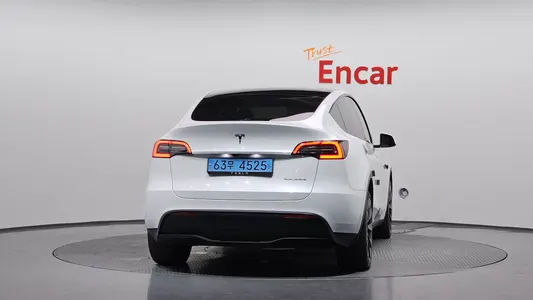 Tesla Y AWD 2024 4