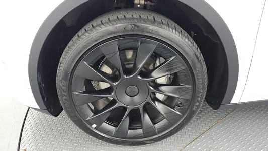 Tesla Y AWD 2024 5