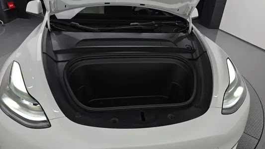 Tesla Y AWD 2024 6