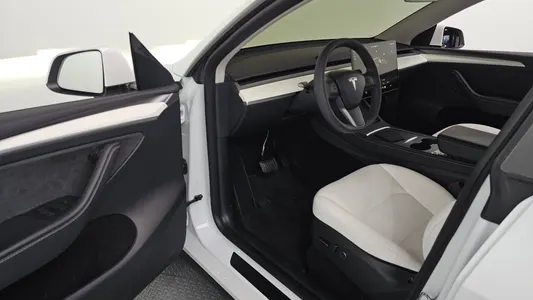 Tesla Y AWD 2024 10
