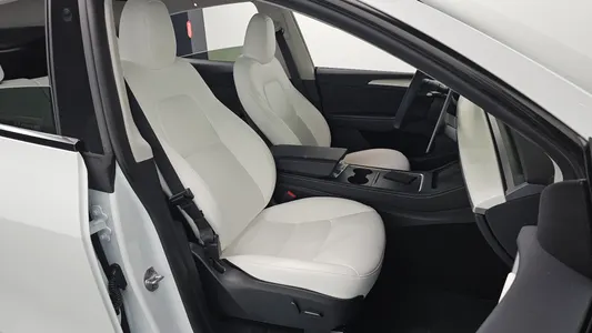 Tesla Y AWD 2024 27