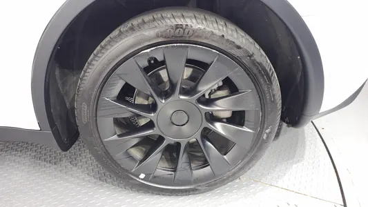 Tesla Y AWD 2024 22