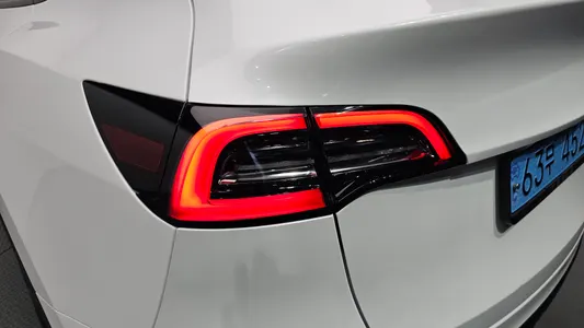 Tesla Y AWD 2024 24