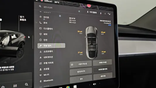 Tesla Y AWD 2024 32