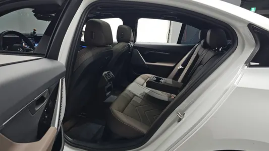 BMW 5 Series (G60) 520i 2025 10